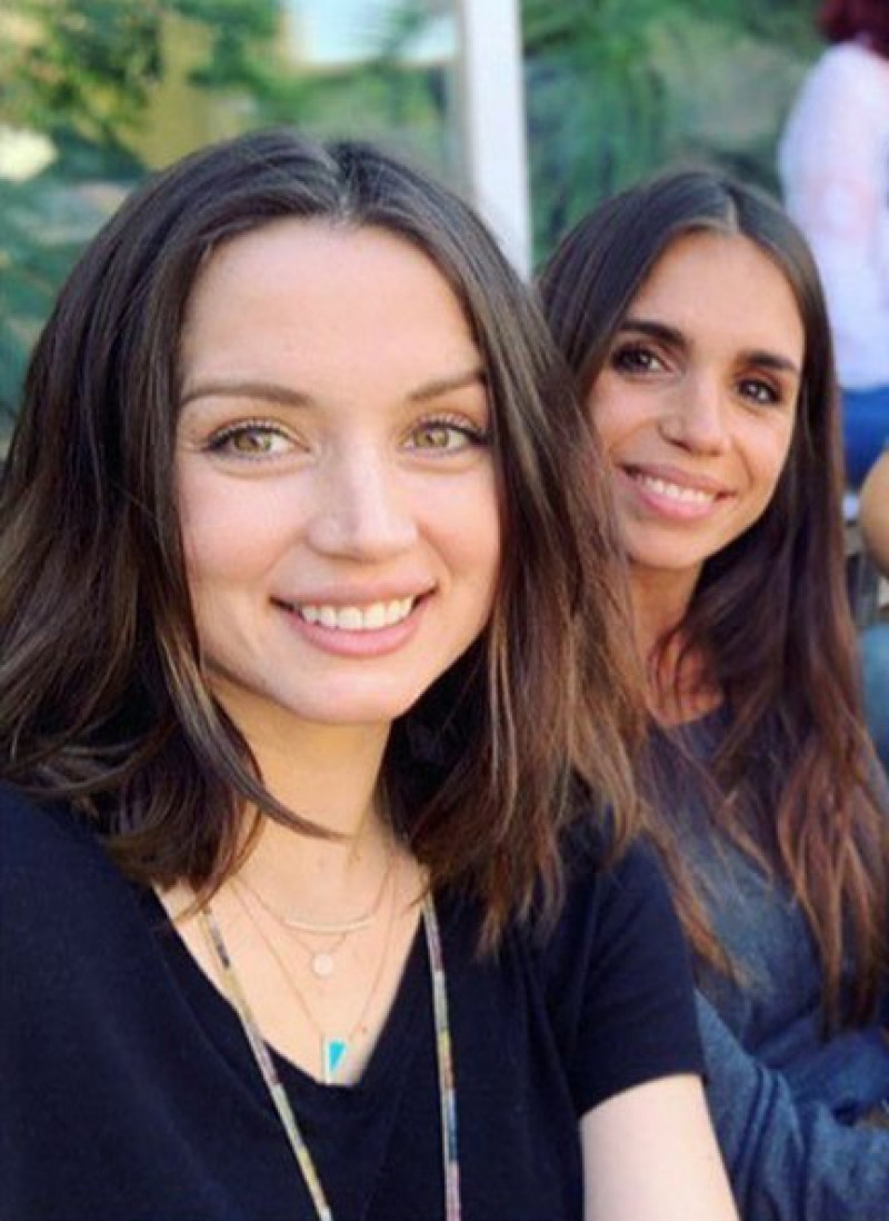 Ana de Armas y Elena Furiase tienen una bonita amistad.