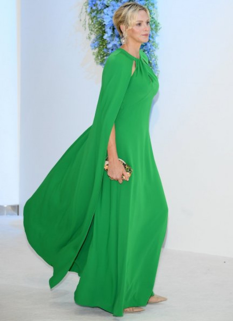 Charlene, luciendo un precioso vestido verde en una gala.