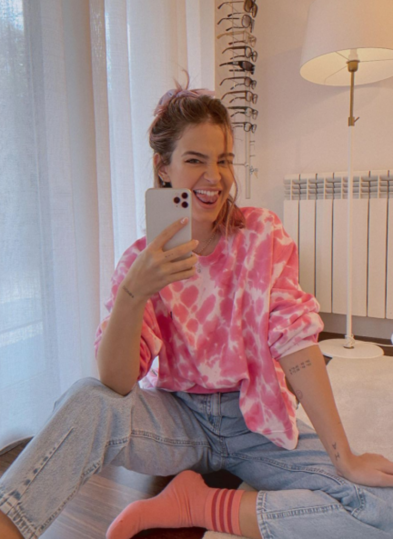 Laura Escanes posa en su Instagram con una sudadera a conjunto con su nuevo look (@lauraescanes)