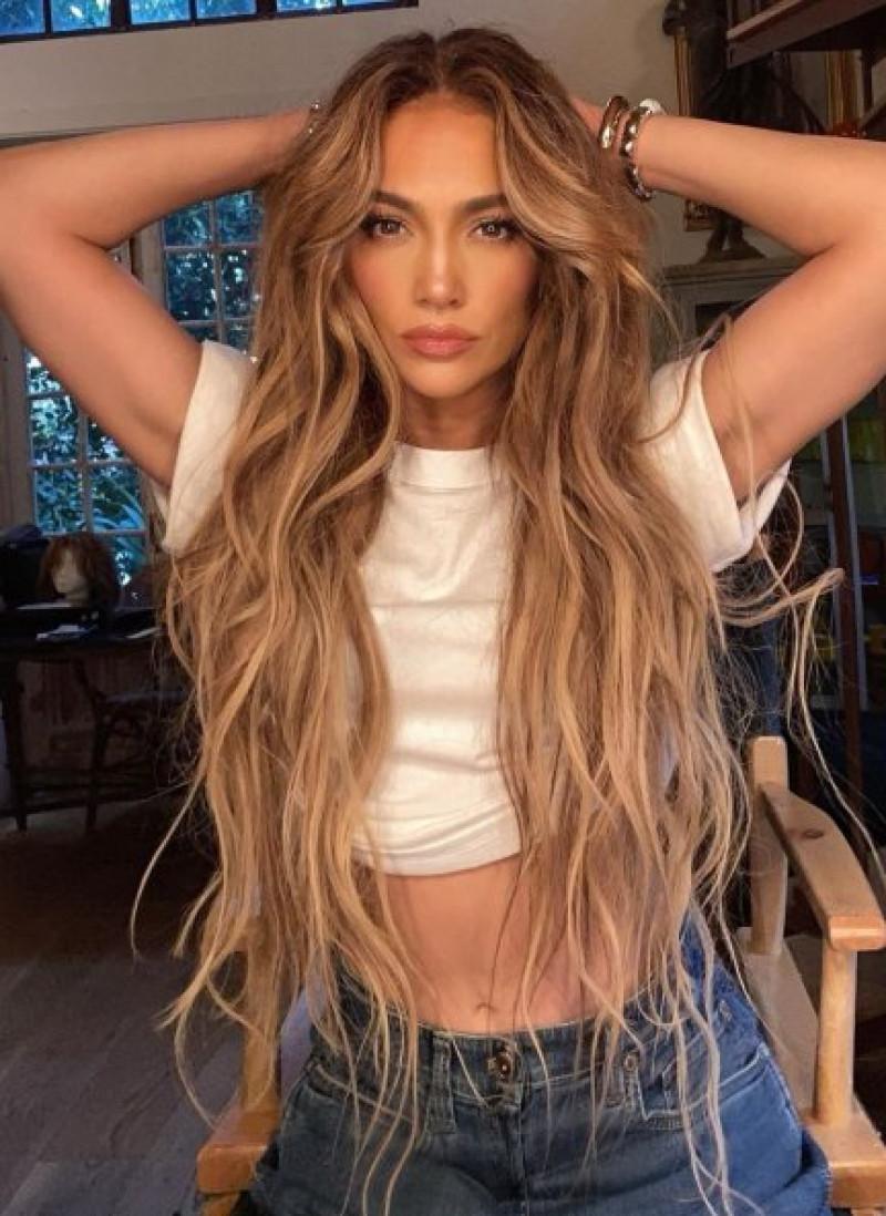 Jennifer Lopez luce un nuevo y radical estilismo capilar.