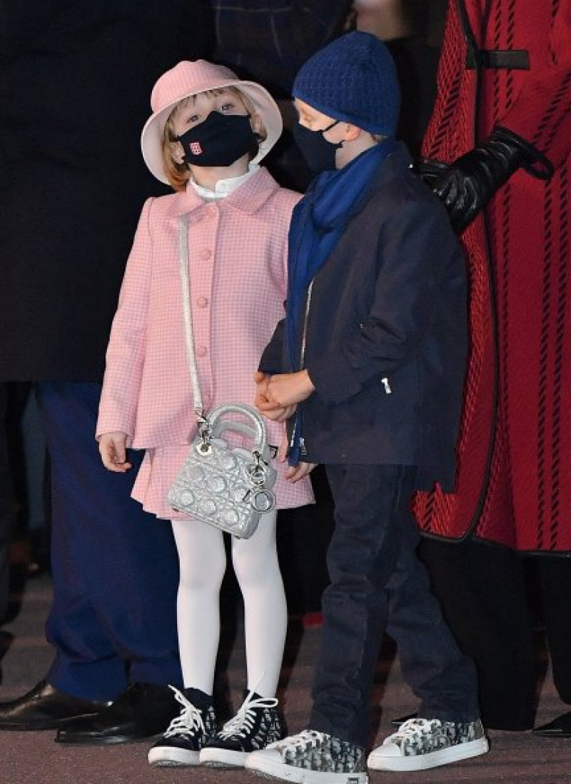 Gabriela, luciendo su carísimo bolso, con su hermano, Jacques.