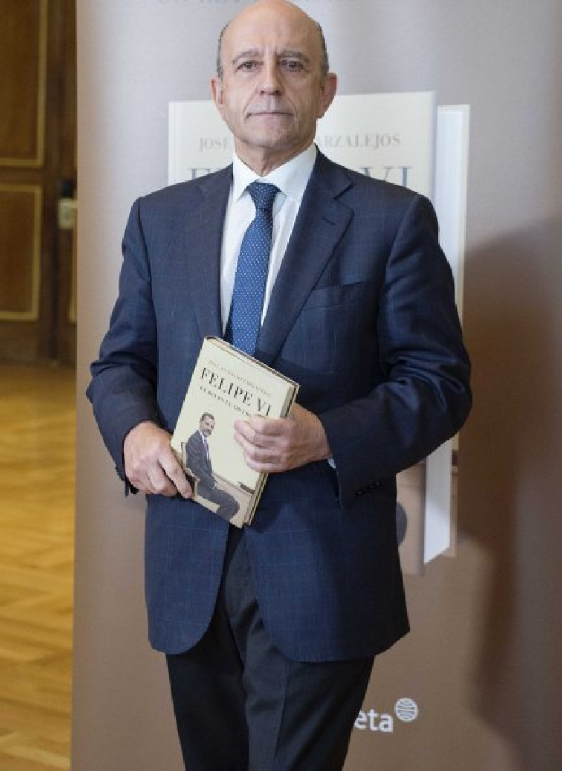 El periodista José Antonio Zarzalejos, con su libro.