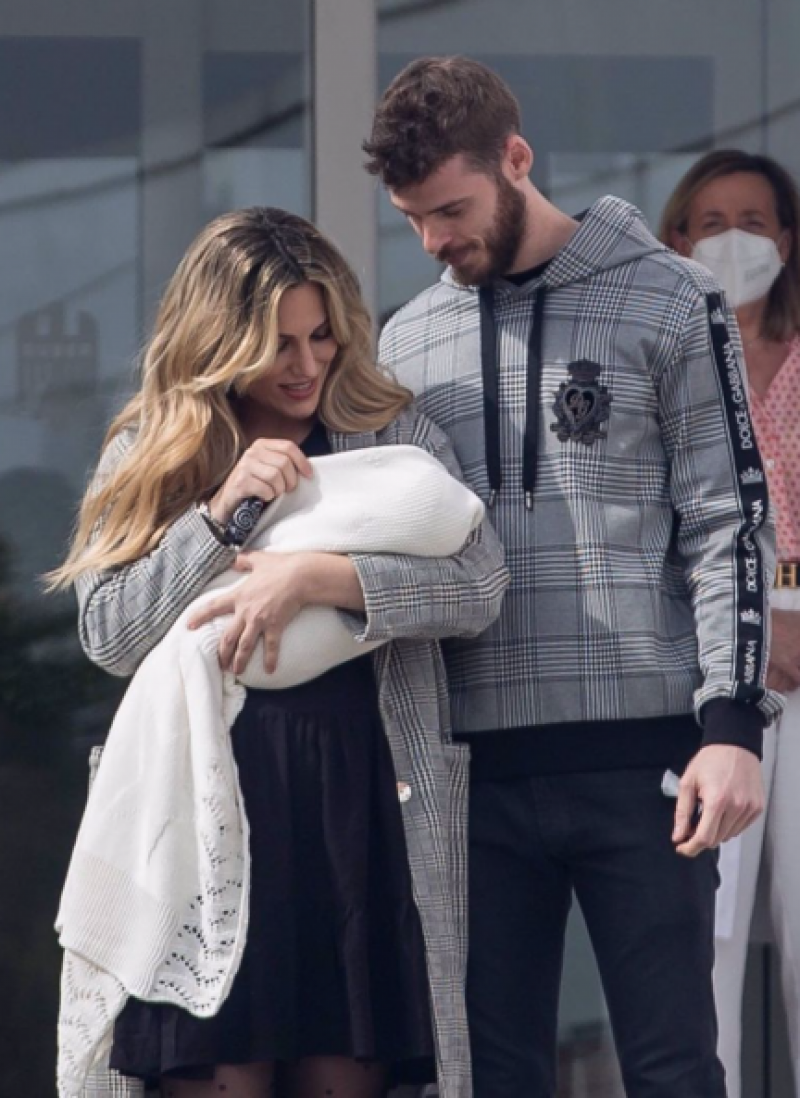 Edurne y David de Gea saliendo del hospital tras el nacimiento de su hija Yanay (@edurnity)