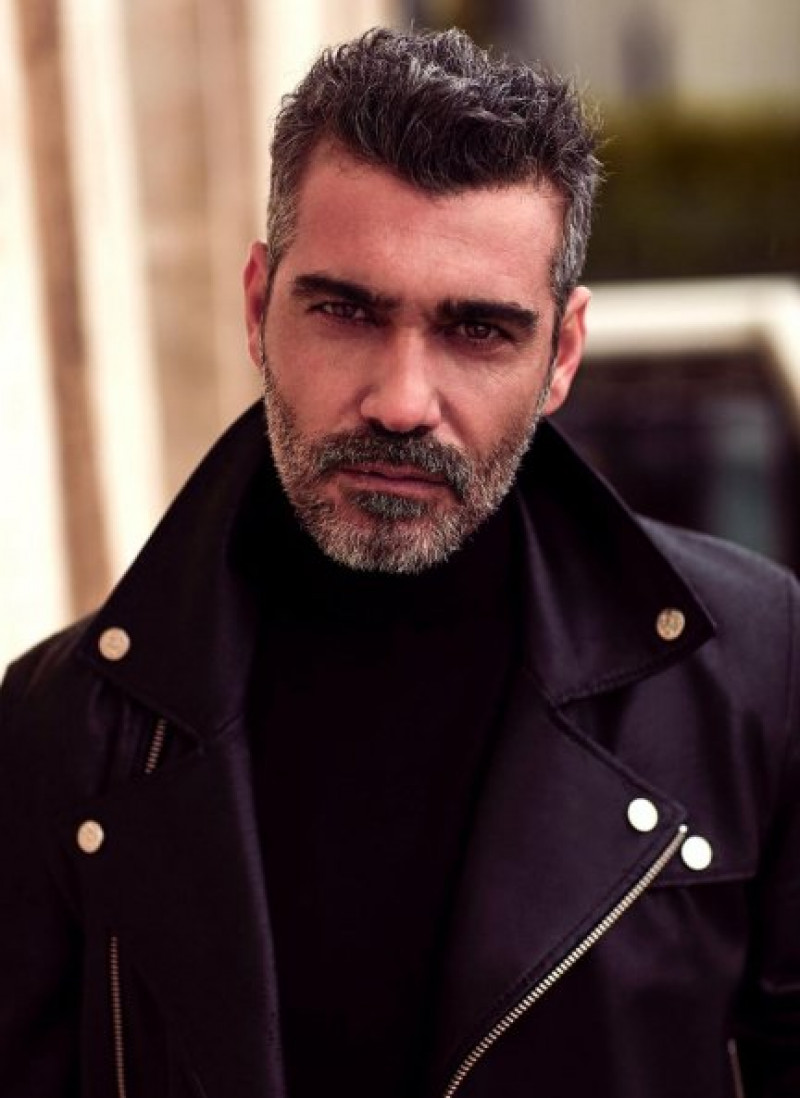 El atractivo actor está considerado el 'George Clooney' turco.