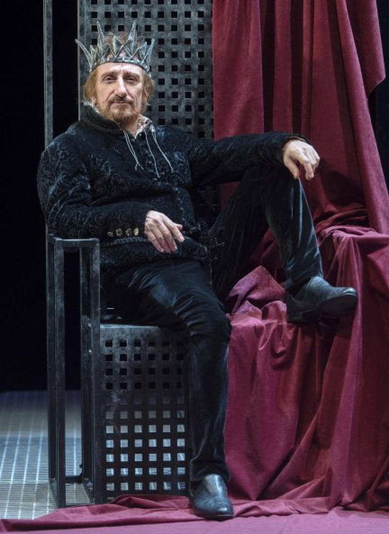 José Luis caracterizado como Eduardo II en la obra teatral que protagoniza.