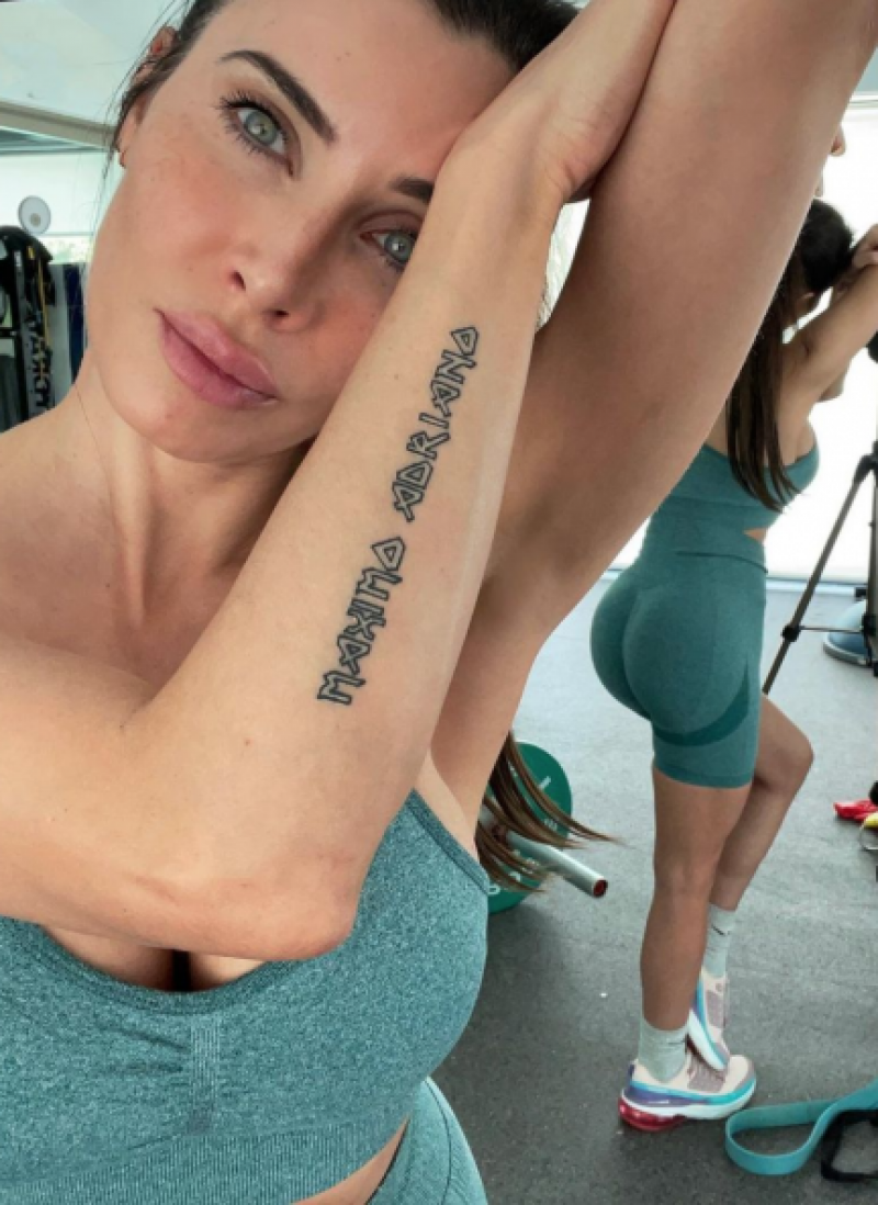 Pilar Rubio en pleno entrenamiento muestra su tatuaje con el nombre de su hijo Máximo Adriano (pilarrubio_oficial).