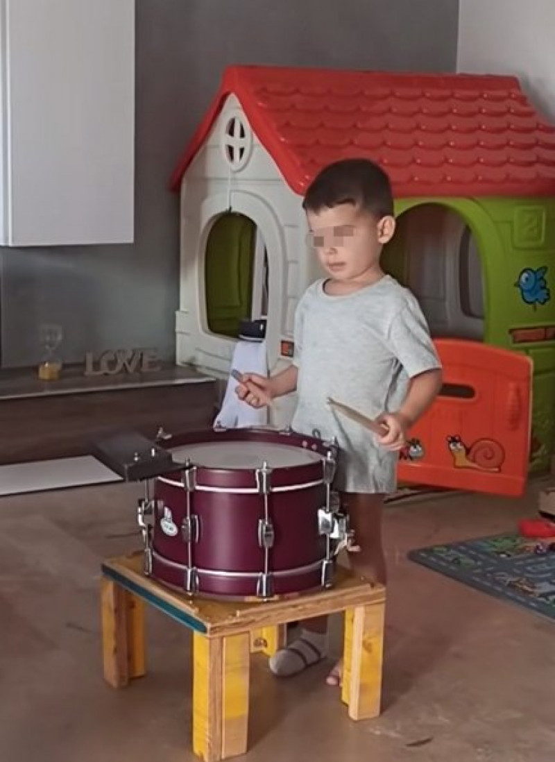 A Hugo Molina, el niño del tambor, le encantan los instrumentos de percusión.