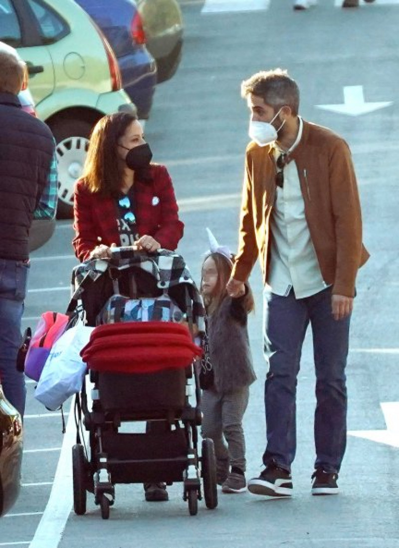 El presentador, charlando con su esposa en presencia de sus hijos.