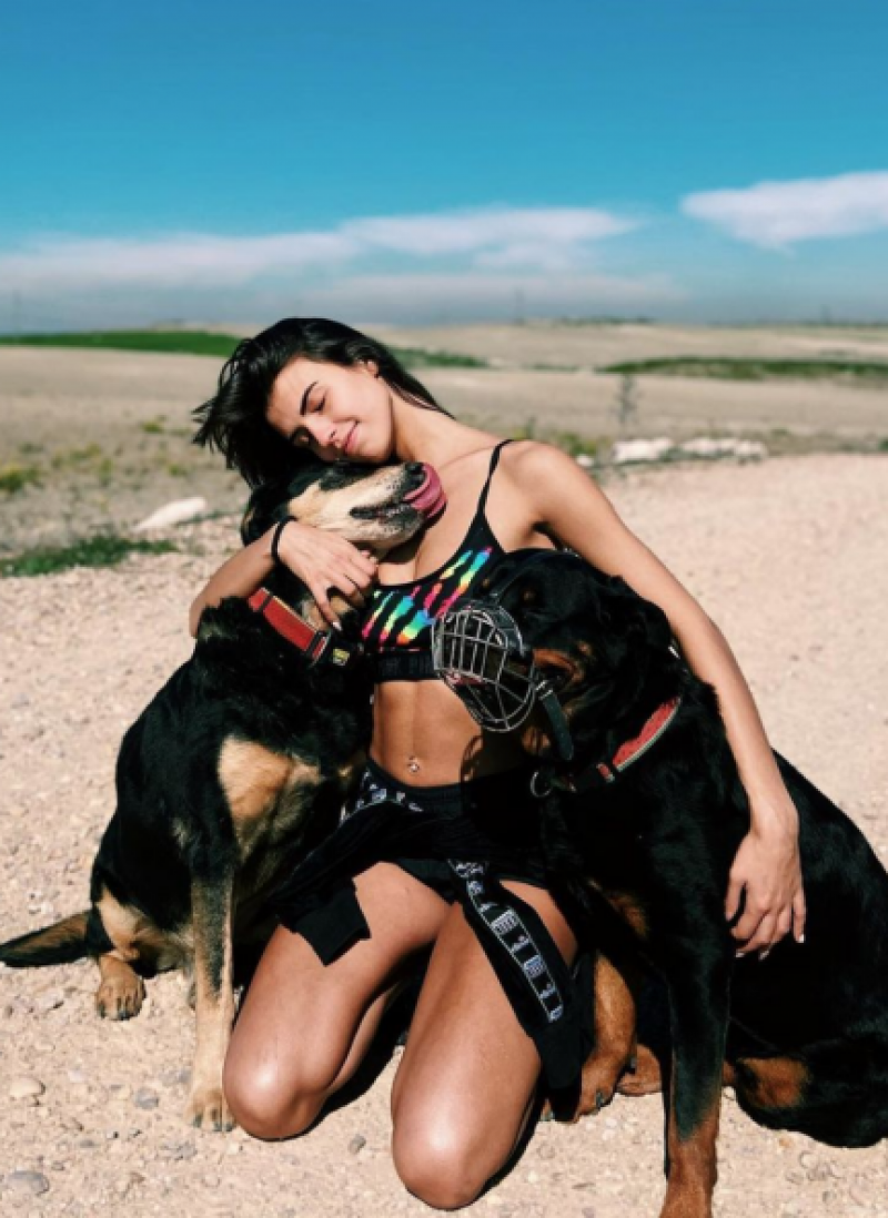 Sofía Suescun posa con sus dos perros en Instagram (@sofia_suescun).