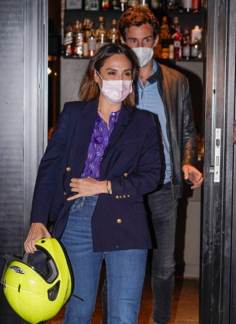 Tamara Falcó y su novio, Íñigo Onieva, salieron a cenar por Madrid.