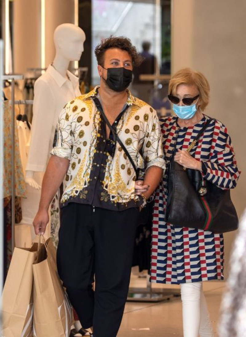 Mila y Pablo Mallavia, en una tienda.