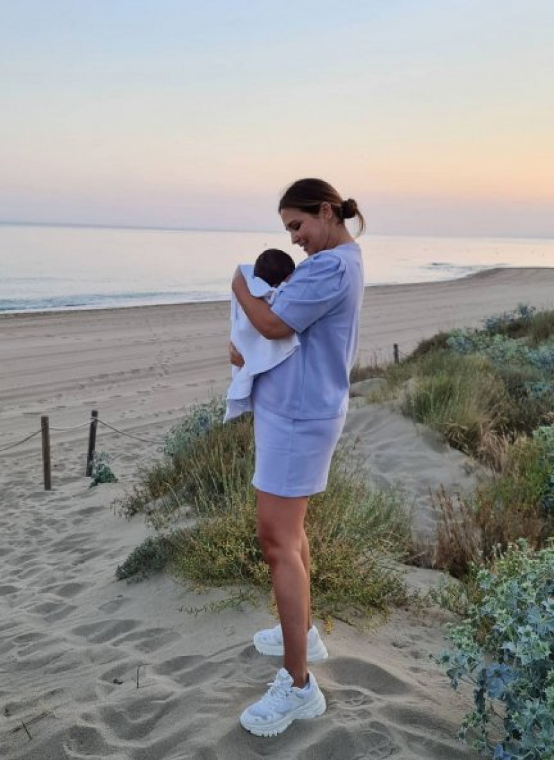 La pareja ha disfrutado en esta escapada a Marbella de la primera vez de Miguel Jr. en la playa.