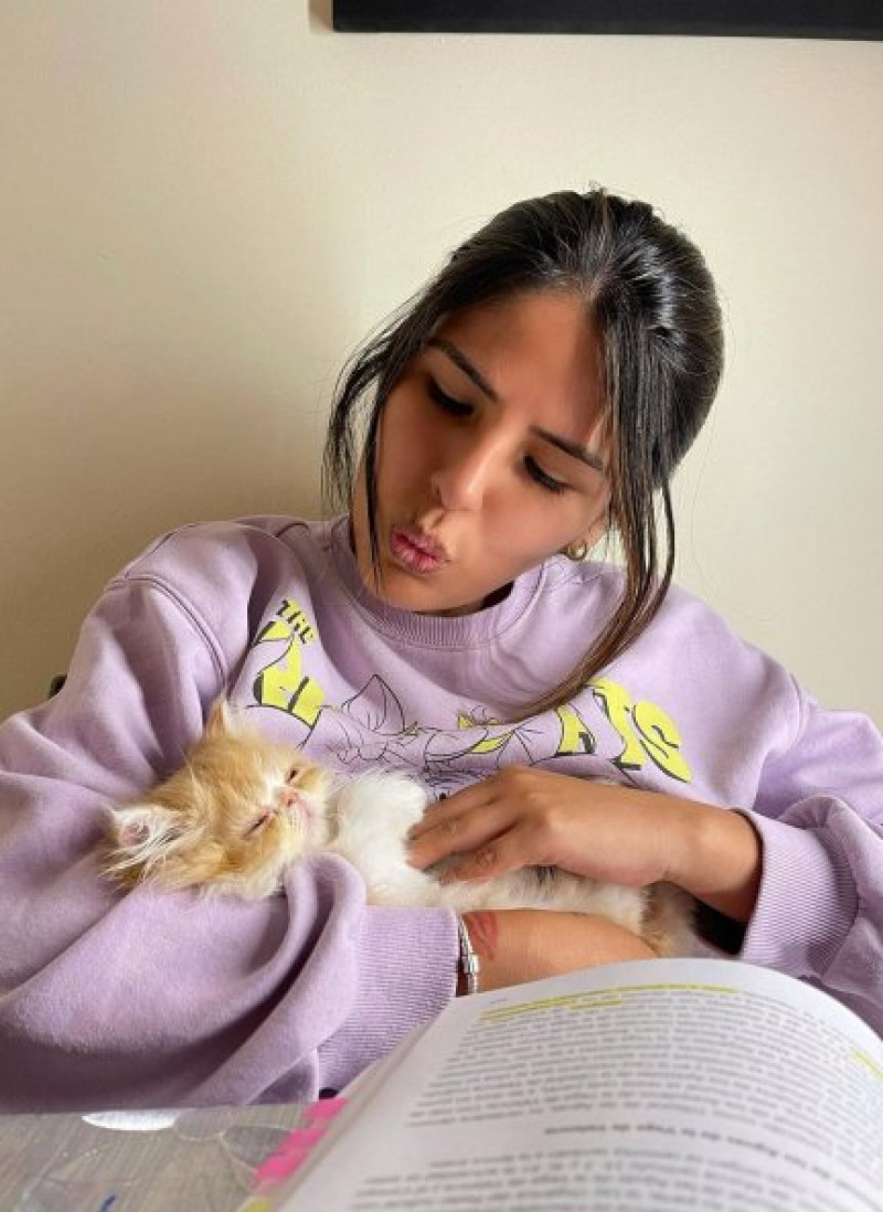 La colaboradora de 'El programa de Ana Rosa' ha querido compartir este gracioso momento con su gata. 