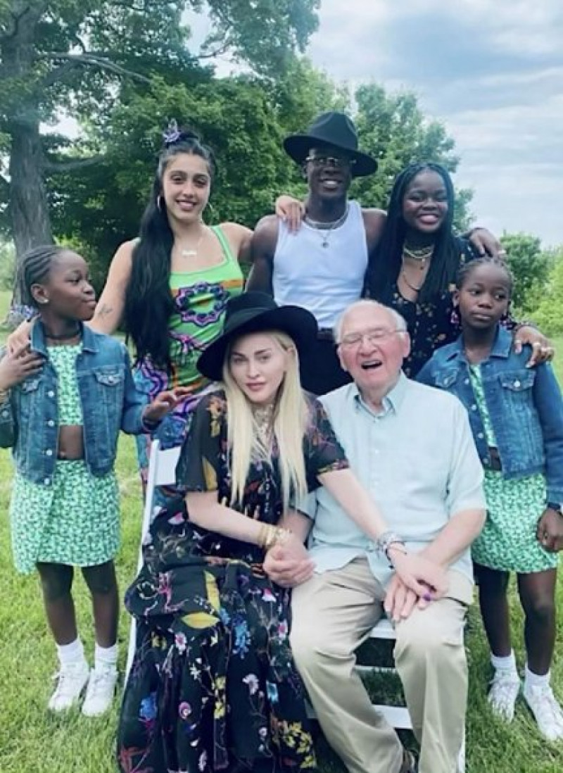 La artista y sus hijos se fotografiaron con el patriarca del clan Ciccone.