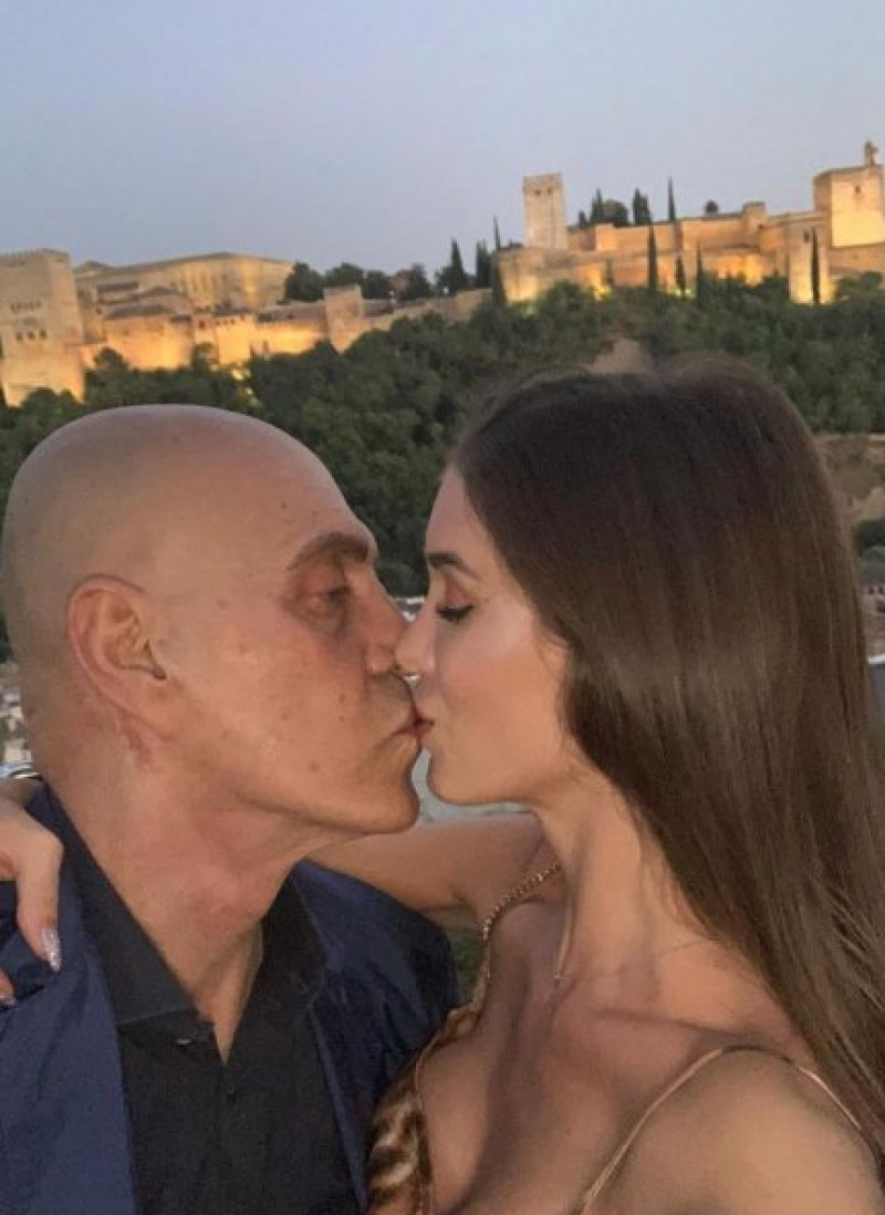 Kiko Matamoros y Marta López Álamo derrochan amor allá por donde van. Aquí, una fotografía de su escapada a Granada, tierra natal de la modelo. 