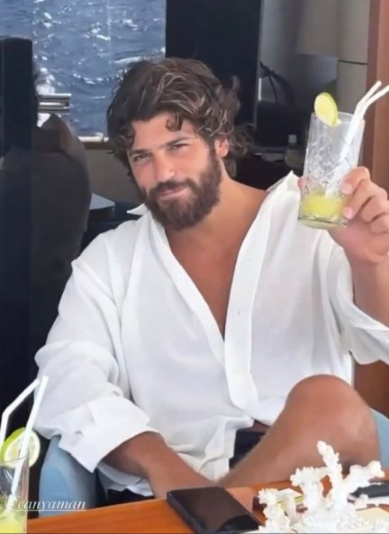 Can Yaman está de lo más relajado en sus vacaciones con su novia.