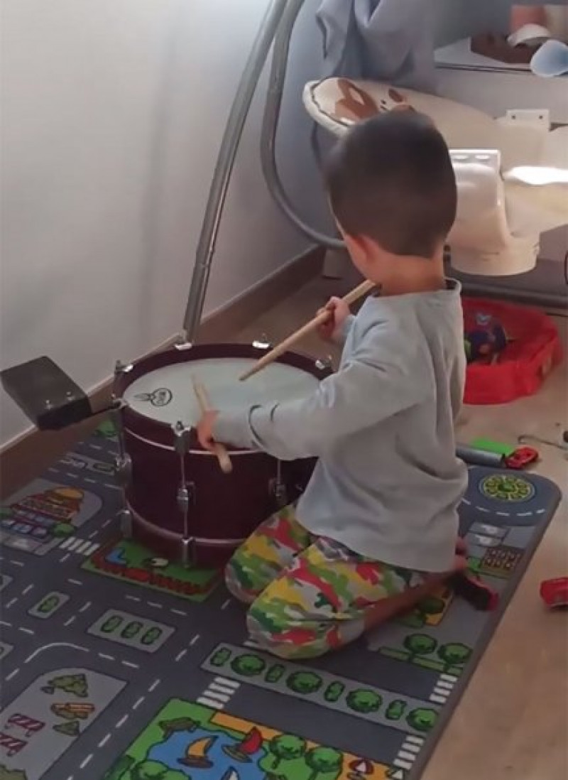 Hugo, el niño del tambor, nos alegra con su música.