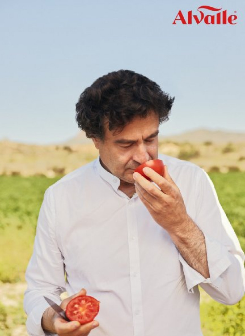 El popular chef de El Bohío, con una estrella Michelín, ha visitado en Murcia los huertos de agricultores.