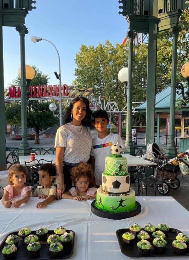 La modelo, en el parque de atracciones con Cristiano Jr. y sus hermanos pequeños: Eva (izquierda), Mateo y Alana Martina.