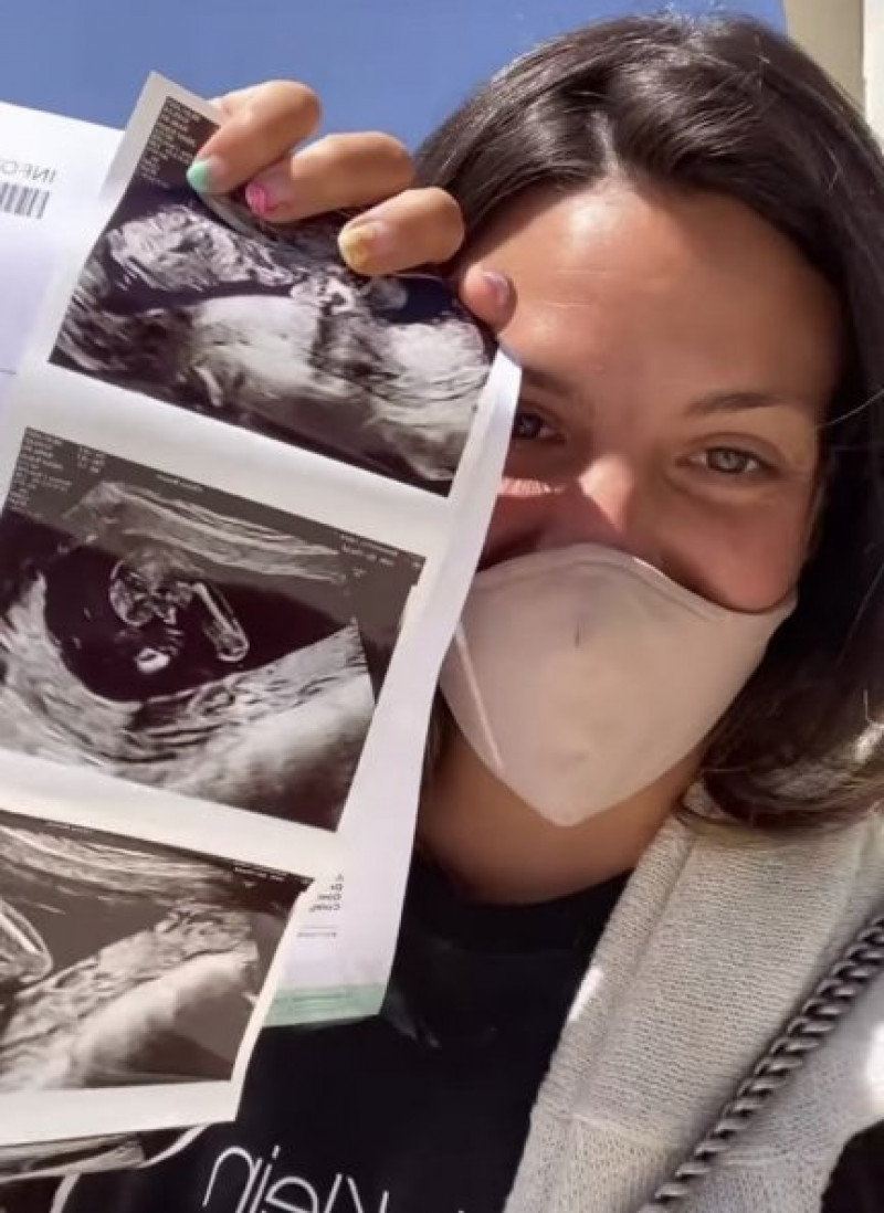 Laura Matamoros con su última ecografía en la mano (@_lmflores).