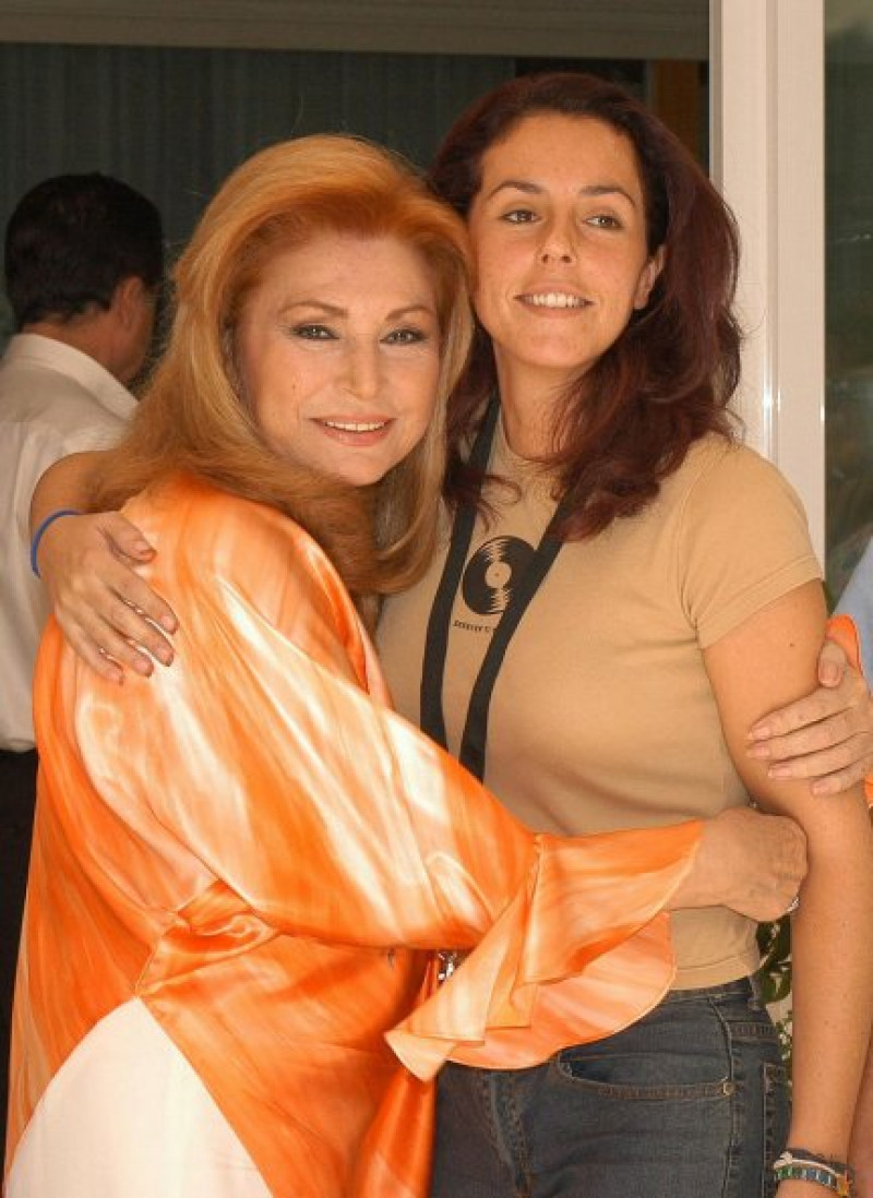 Rocío Carrasco con su madre, el día que la cantante anunció, en el 2004, que tenía cáncer.