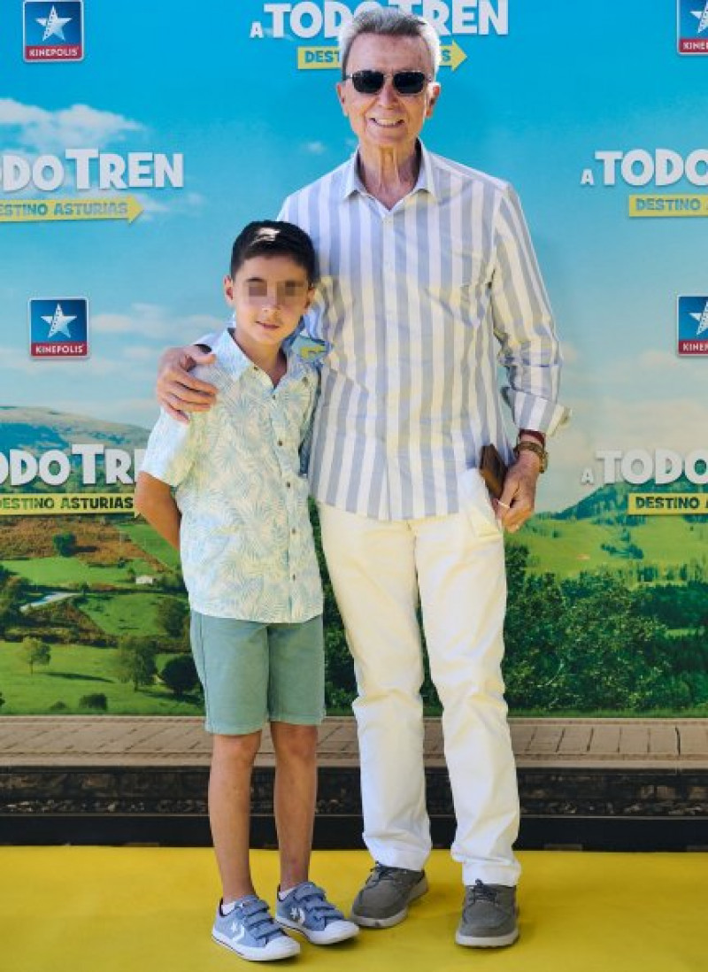 José Ortega Cano posa con su hijo en el estreno de la película ˝A todo tren ¡destino Asturias!”
