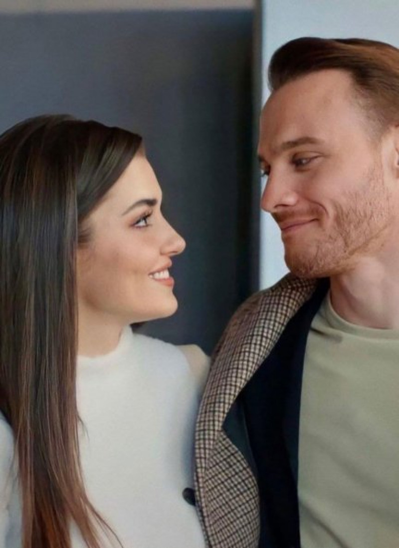 Hande Erçel y Kerem Bürsin están cada día más enamorados.