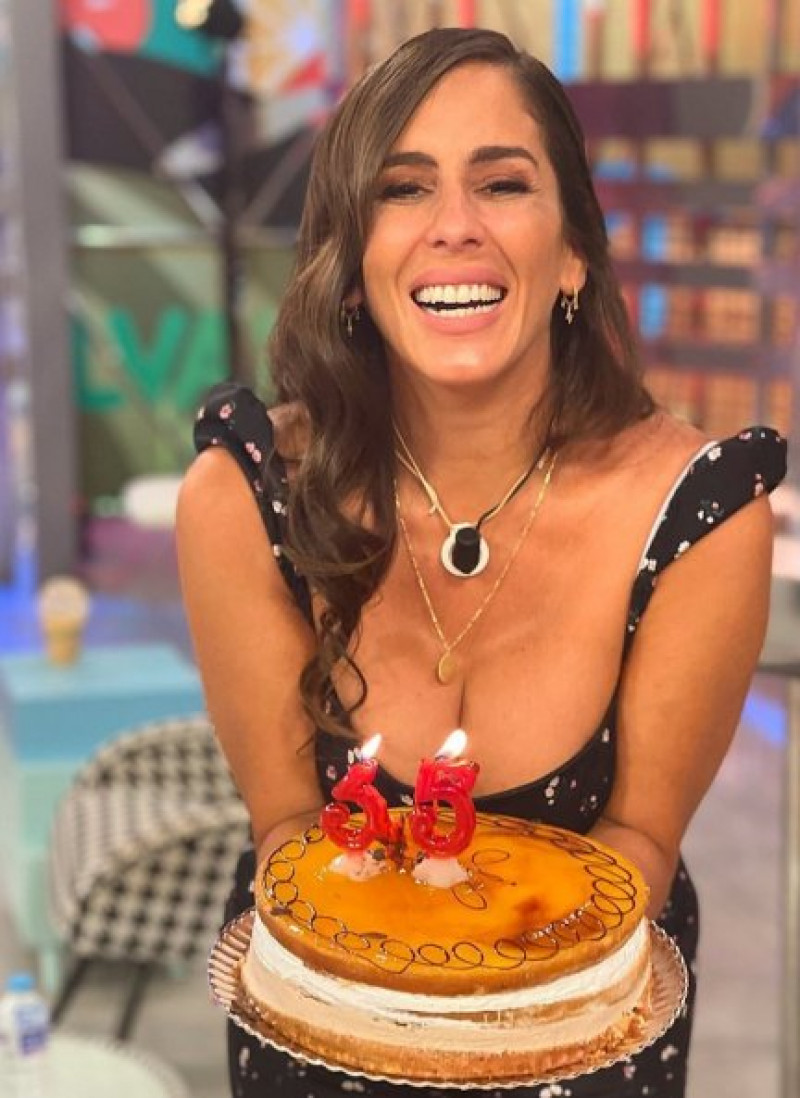 Anabel Pantoja celebra su cumpleaños refrescándose en aguas canarias.