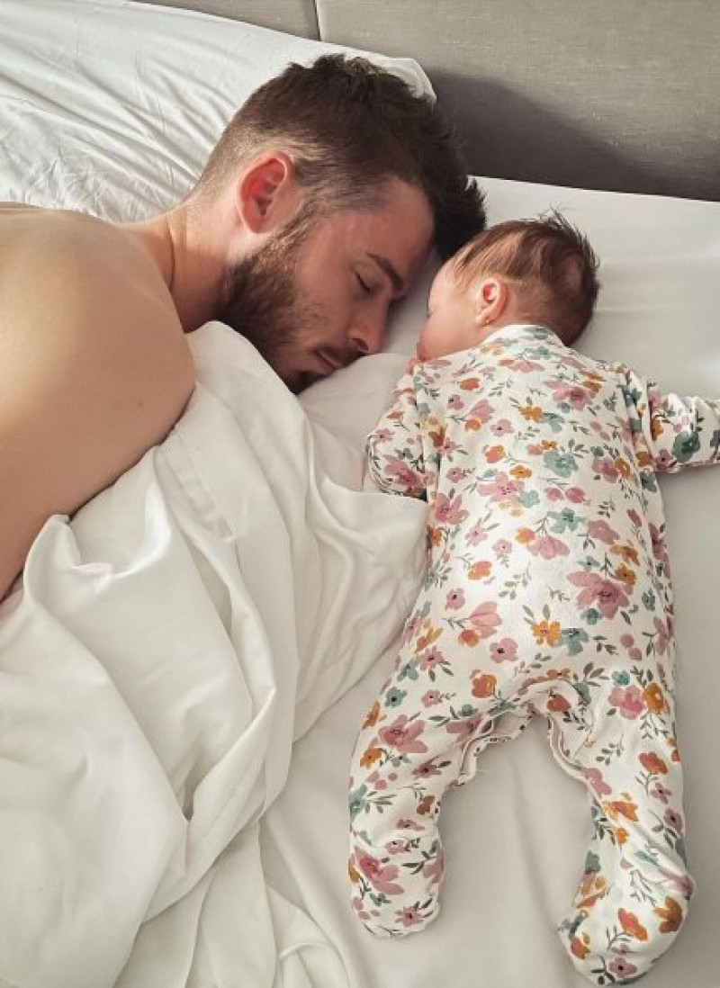 Papá e hija durmiendo una siesta plácidamente.