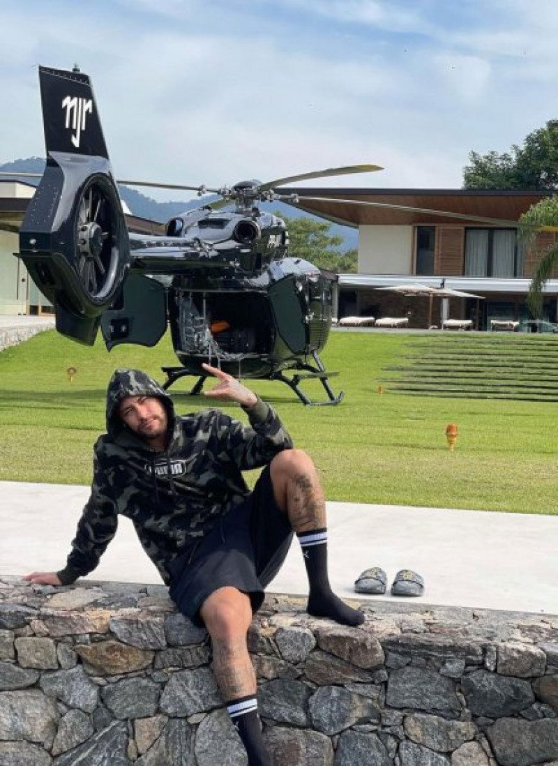 El futbolista presume de helicóptero.