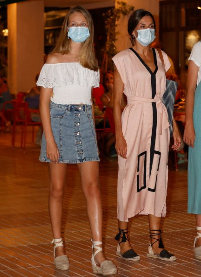 Leonor, muy guapa con su minifalda y su blusa escote Bardot, con su madre, la Reina Letizia.