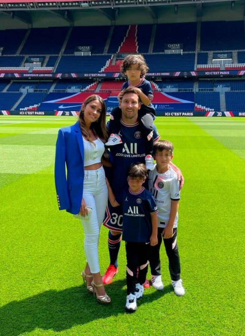 Leo con su mujer, Antonella, y sus tres hijos en el césped del estadio del Parque de los Príncipes.