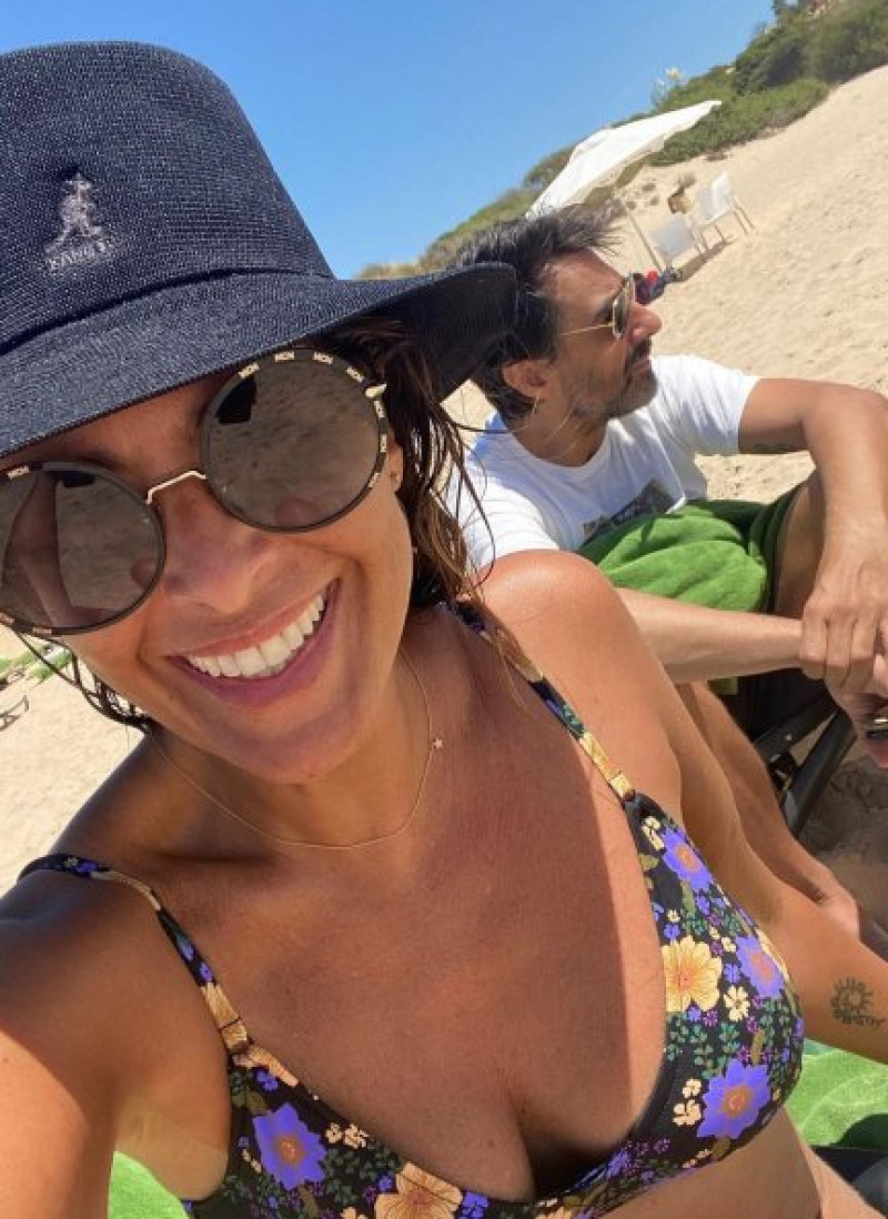 La presentadora y el colaborador han disfrutado de sus vacaciones en su escenario preferido: las playas de Cádiz.