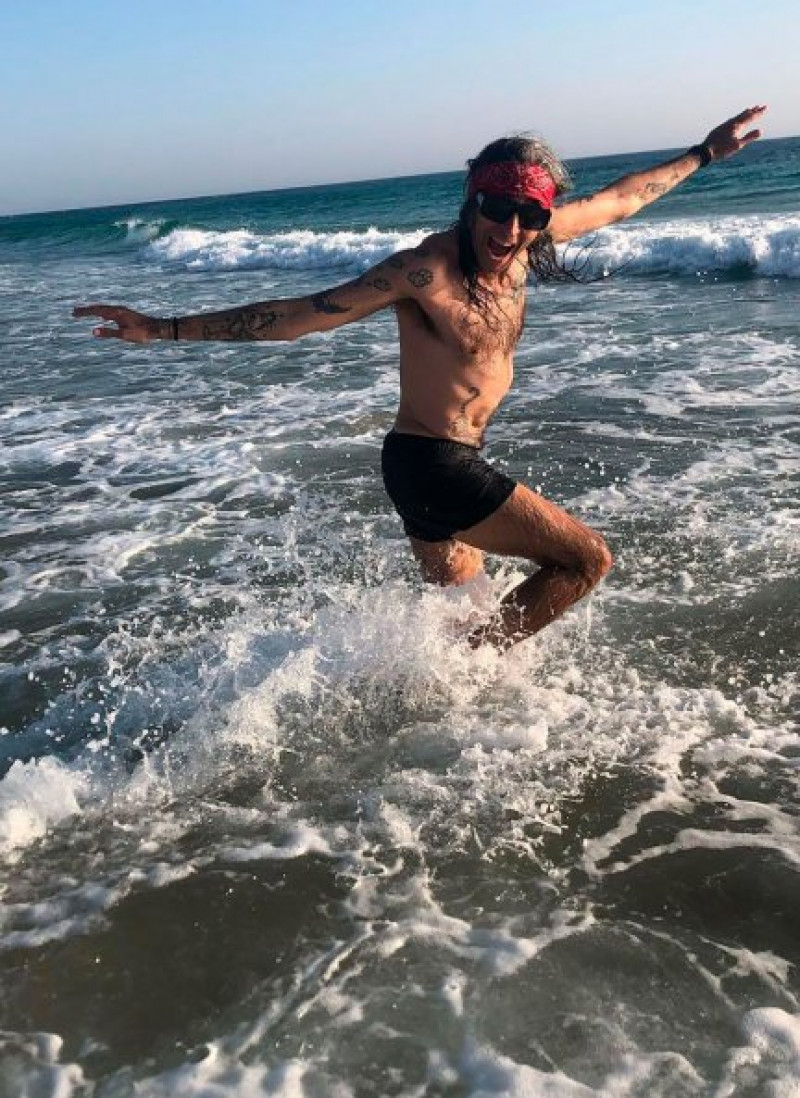 Mario Vaquerizo disfruta de la Playa de los Alemanes, en Cádiz.