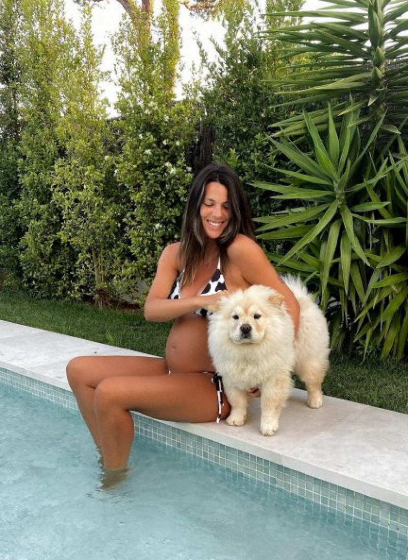 Laura Matamoros, disfrutando de un baño refrescante en la casa donde pasa sus vacaciones.