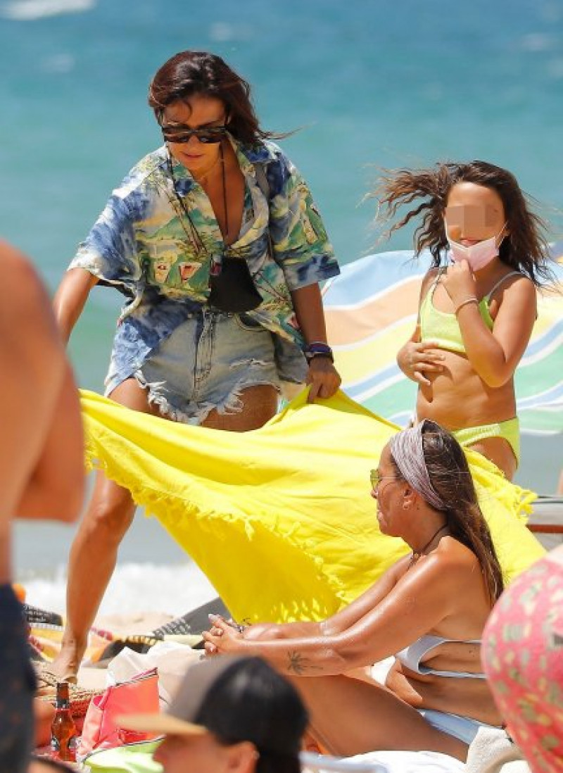 Olga Moreno y su hija Lola han disfrutado de unos relajados días de playa. 