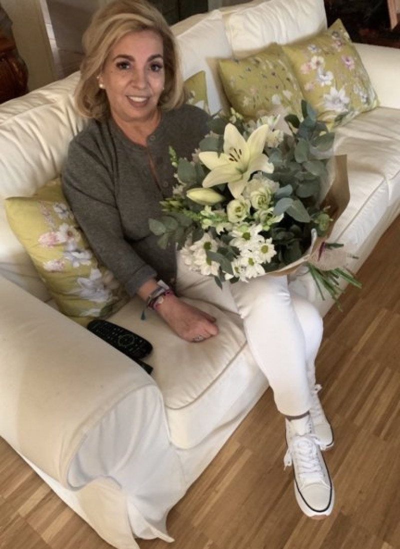 Carmen Borrego, con unas flores regalo de su marido (@carmenborregocampos).