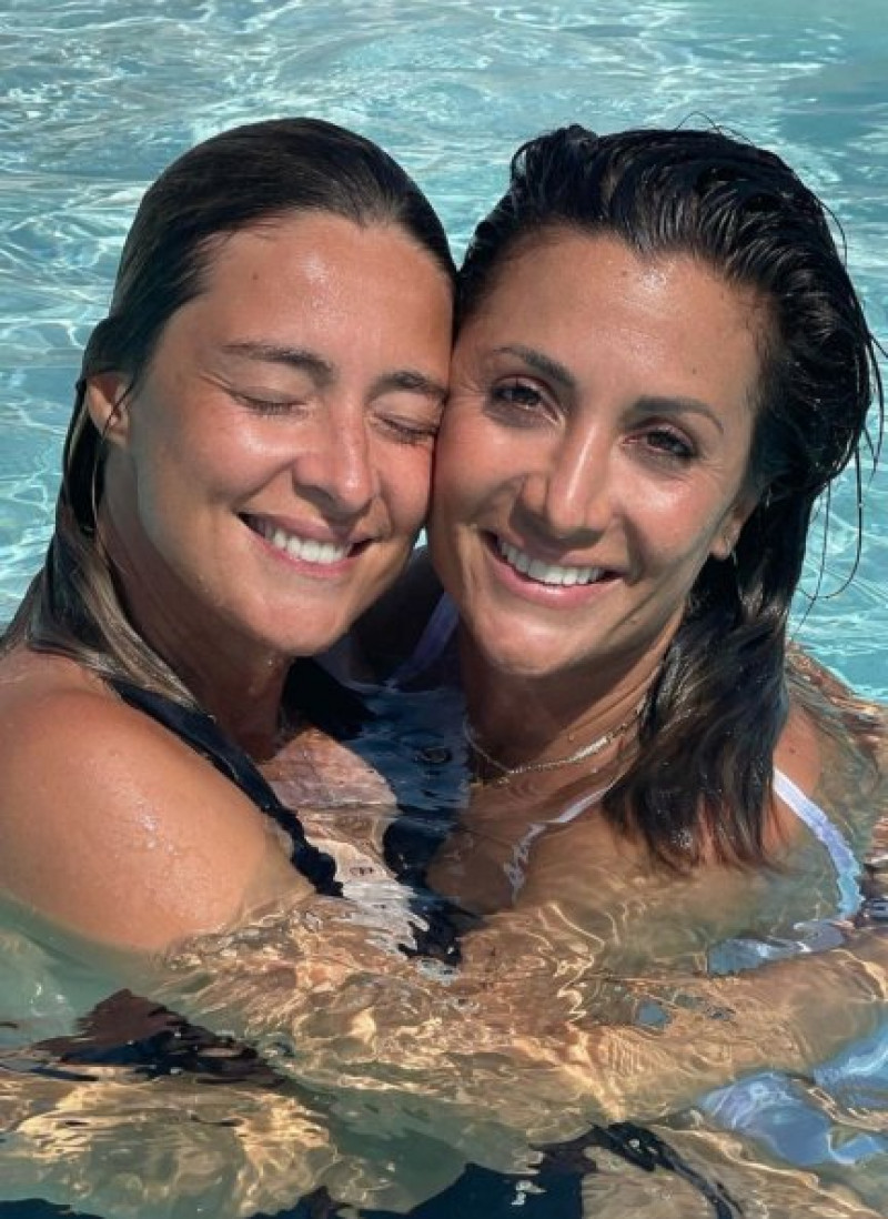 Sandra Barneda y Nagore Robles, en una fiesta en la piscina este mismo verano (@nagore_robles).