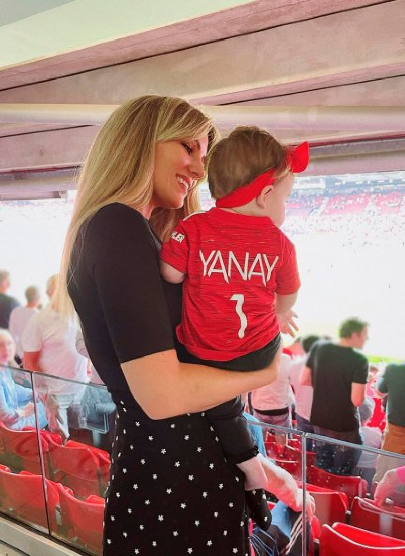 Edurne y Yanay, juntas por primera vez en Old Trafford.