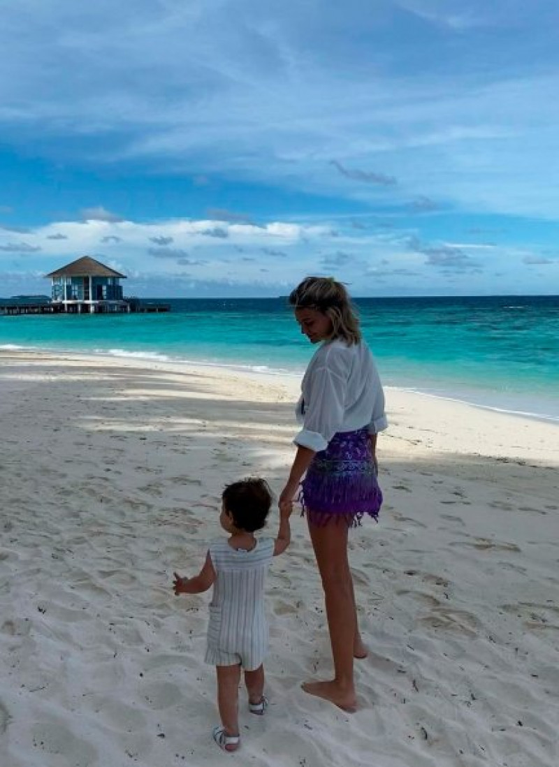 Roma, de la mano de su mamá disfrutando de las playas de Maldivas este verano.