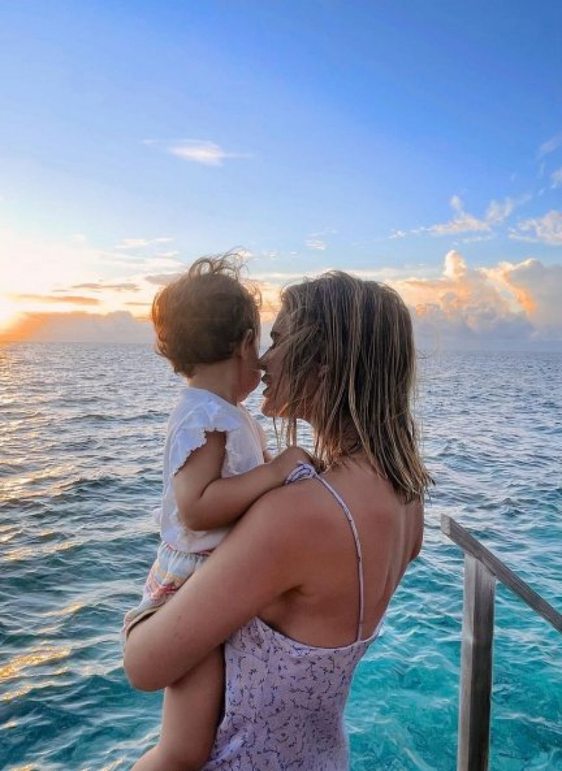 Laura Escanes y su hija Roma disfrutando de un atardecer en Maldivas.