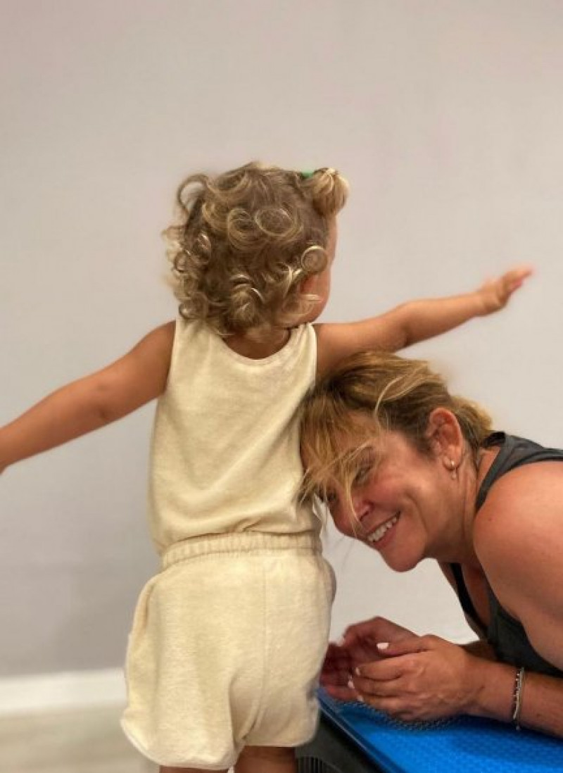 Toñi y su pequeña Lola disfrutando en el gimnasio.