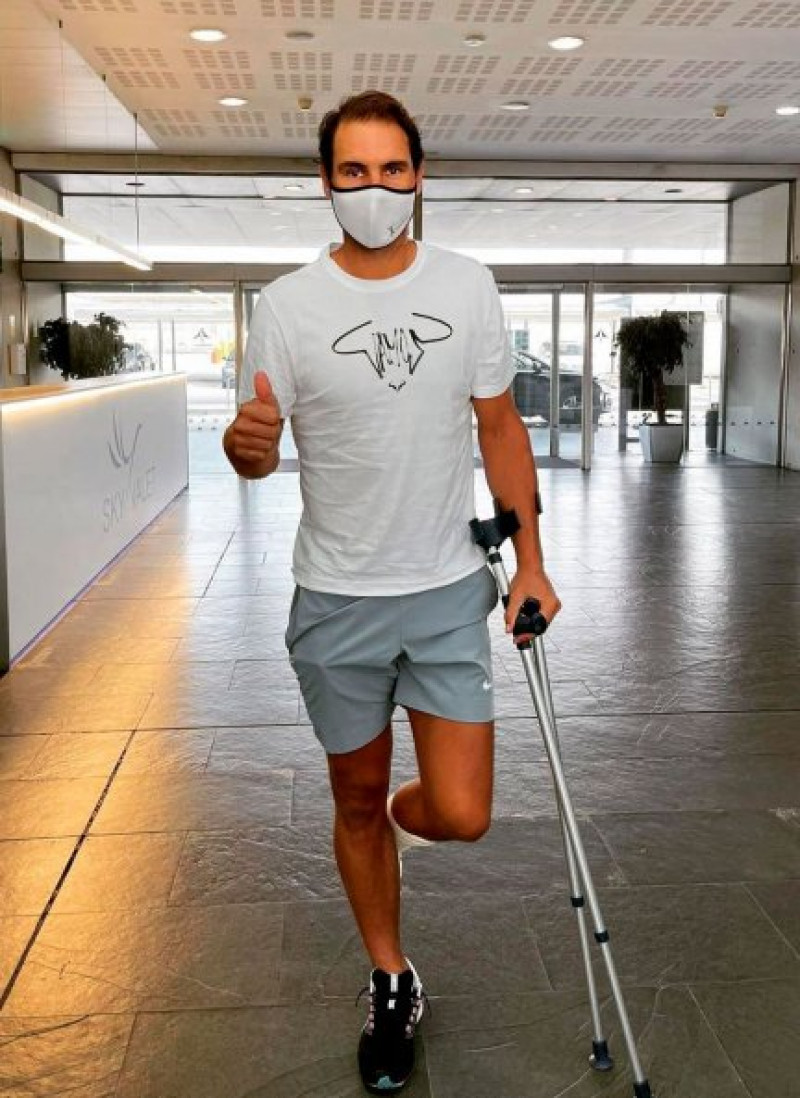 Rafa Nadal, cuando abandonó el hospital con muletas tras recibir un tratamiento en el pie, que le obligará a estar unas semanas fuera de las pistas.