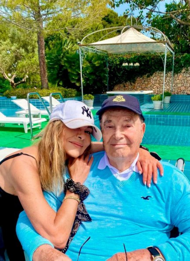 Ana y su padre, que tiene 95 años, este verano en Mallorca.