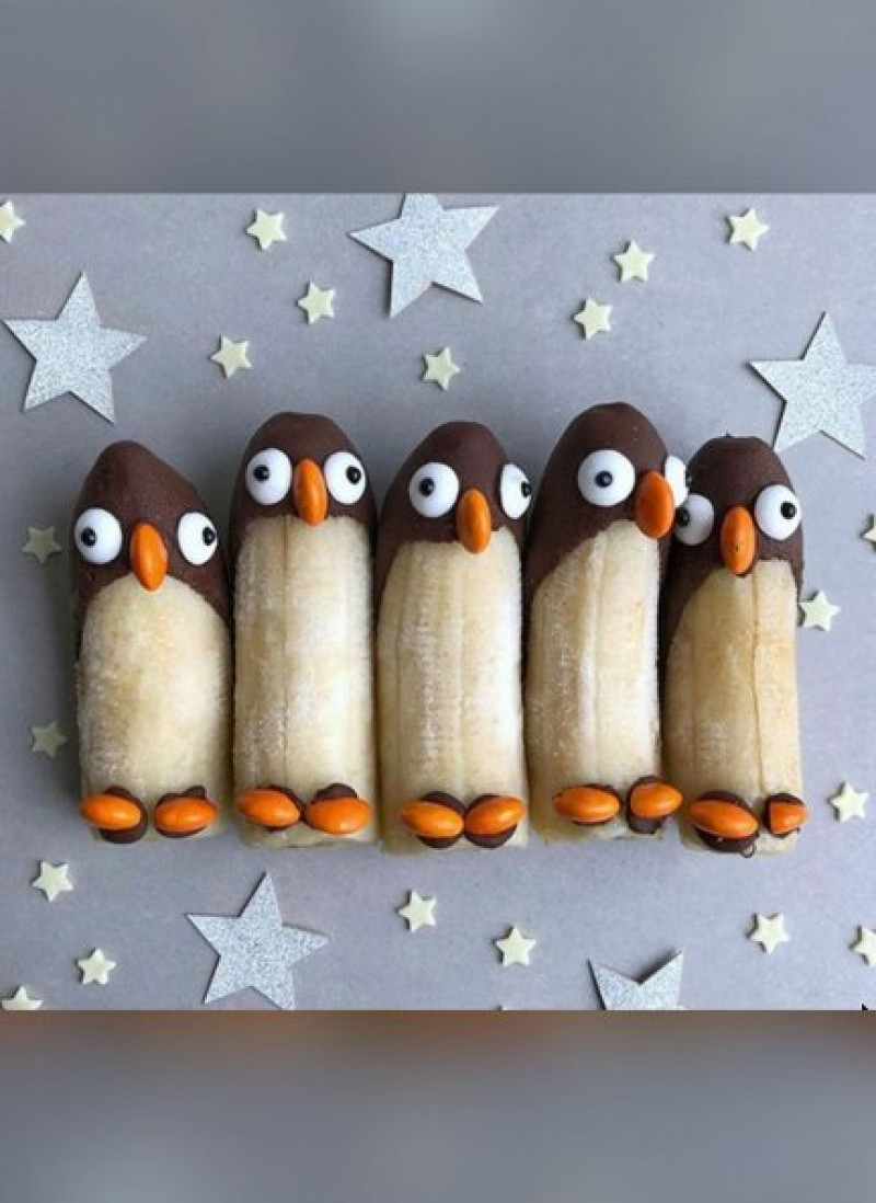 Preparar estos pingüinos bañados con chocolate es muy fácil y encantarán a los más peques de casa.  