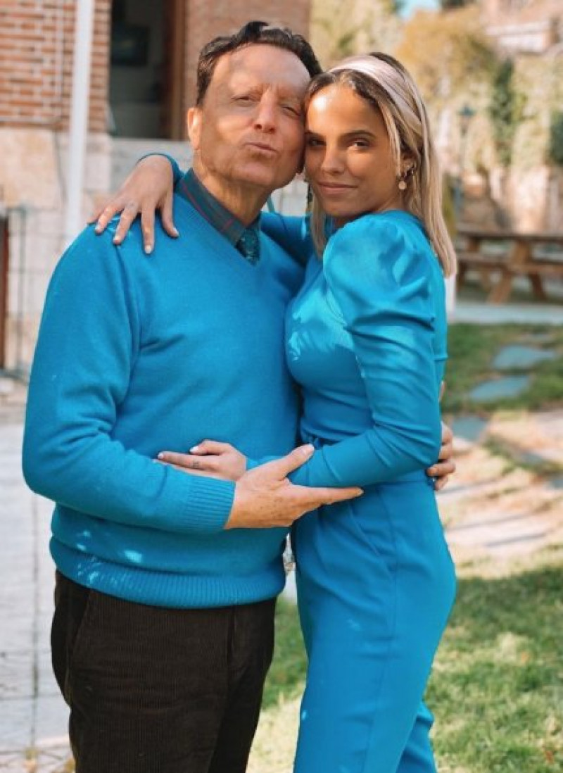 José Ortega Cano y Gloria Camila conjuntados de azul en el Instagram de la actriz (@gloriacamilaortega).
