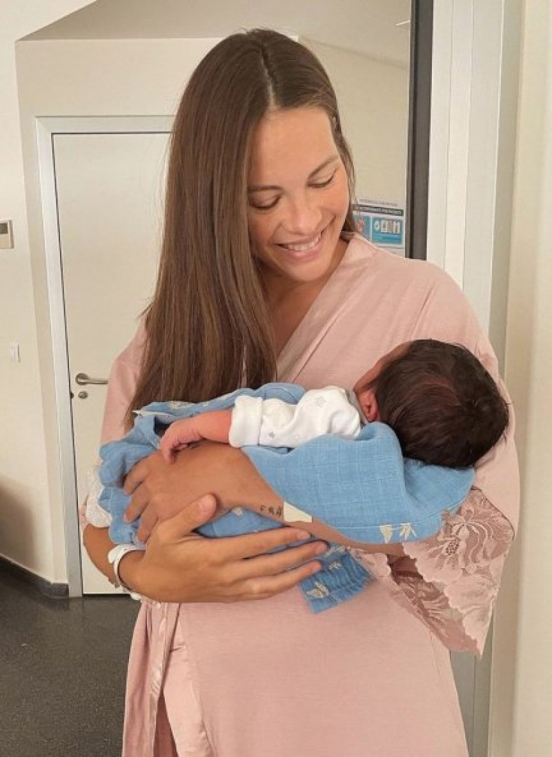 Jessica Bueno con su hijo Alejandro recién nacido (@jessica_bueno).