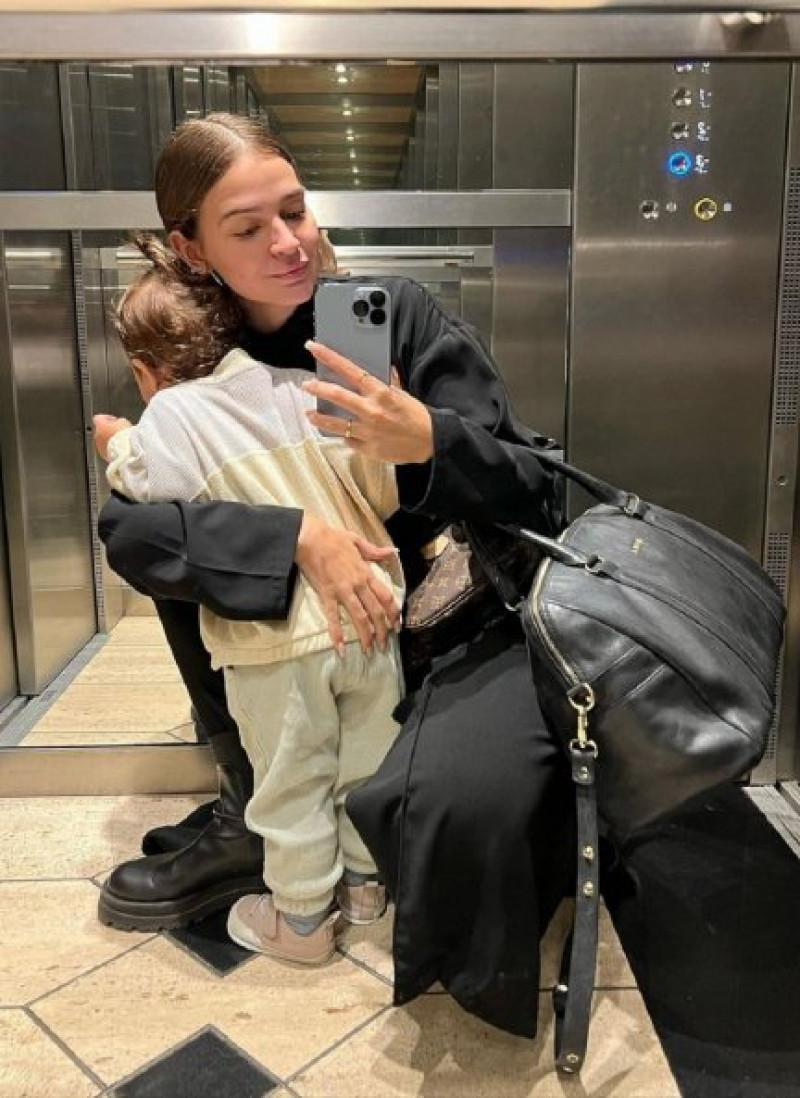 Laura Escanes posando en el ascensor con su hija Roma.