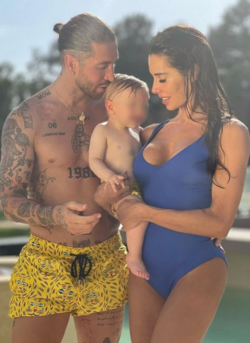 Pilar Rubio y Sergio Ramos con Máximo Adriano en verano (@pilarrubio).