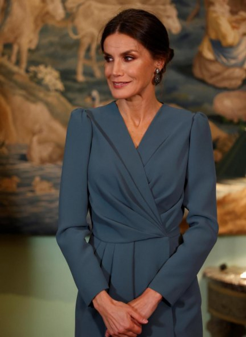 Las cámaras captan lo que lleva en el bolso la Reina Letizia.